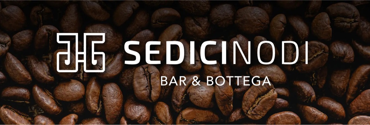Logo Sedicinodi Bar & Bottega su una composizione di chicchi di caffè