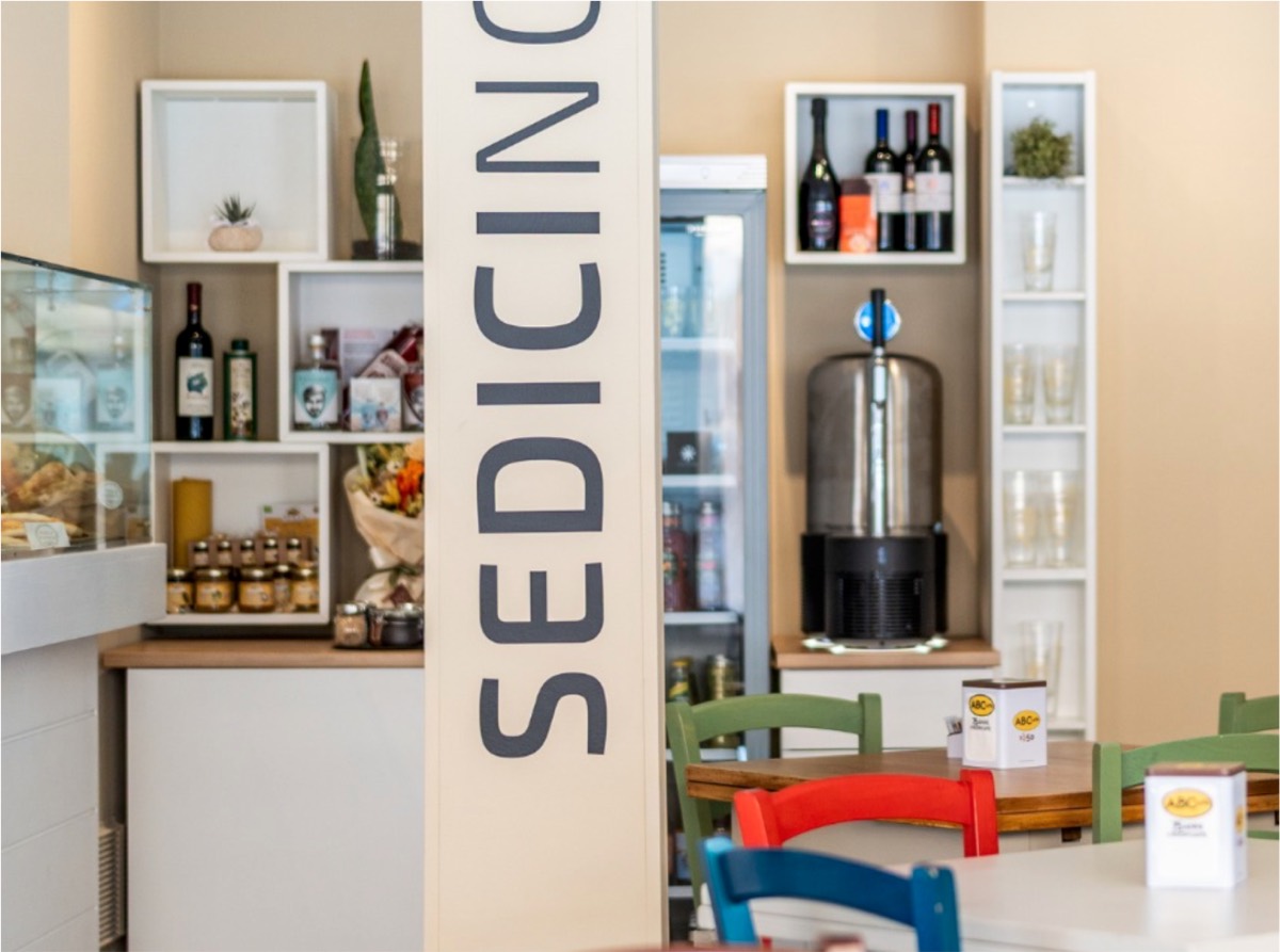 Applicazione del lettering Sedicinodi all'interno del locale