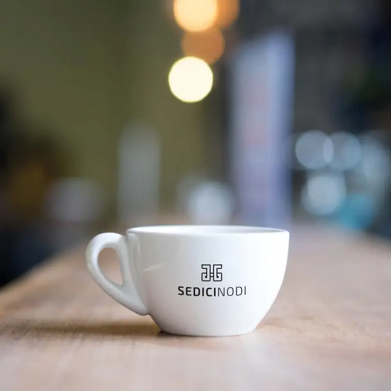 Tazza Sedicinodi su un tavolo